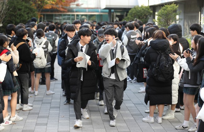 600.000 thí sinh Hàn Quốc thi Đại học: Cả đất nước nín thở, học sinh lớp 11 quỳ ngoài cổng trường chúc anh chị thi tốt - Ảnh 14.