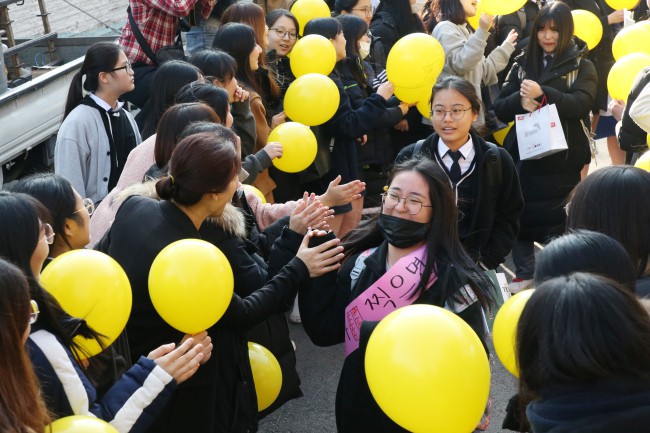 600.000 thí sinh Hàn Quốc thi Đại học: Cả đất nước nín thở, học sinh lớp 11 quỳ ngoài cổng trường chúc anh chị thi tốt - Ảnh 15.