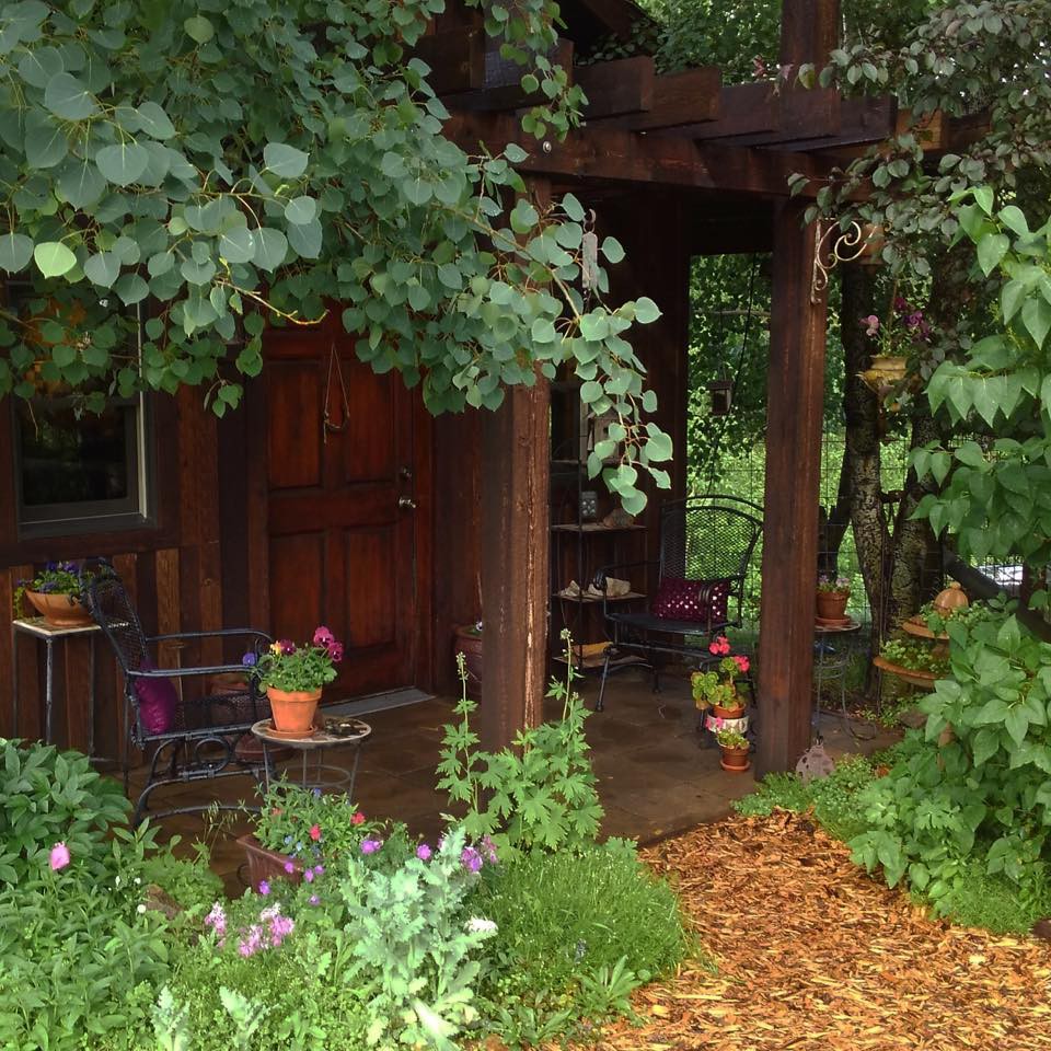 Sống hạnh phúc trong căn nhà gỗ nhà vườn đơn sơ: Căn nhà gỗ trong khu vườn đơn sơ mang lại cảm giác bình yên và hạnh phúc cho người sống trong đó. Không chỉ là nơi an cư của người dân địa phương mà nó còn là điểm đến tuyệt vời cho những người muốn tránh xa thành phố ồn ào và tìm lại sự yên bình.