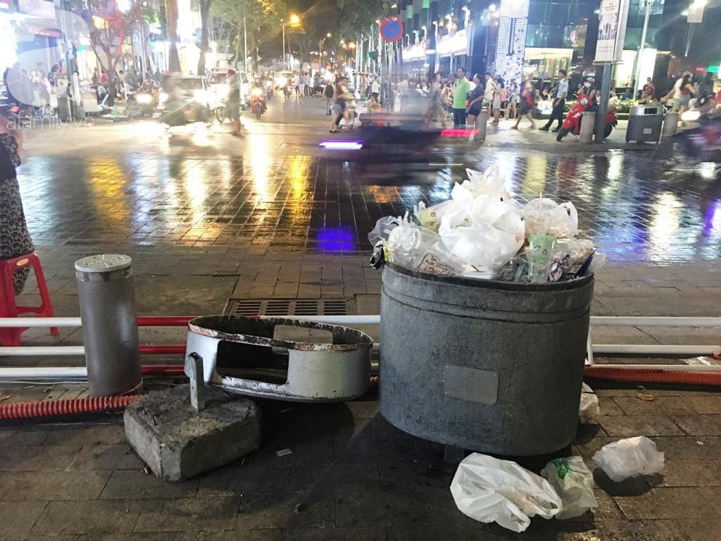 Phố đi bộ Nguyễn Huệ lại tràn ngập rác, thức ăn sau chiến thắng ấn tượng của đội tuyển Việt Nam - Ảnh 6.