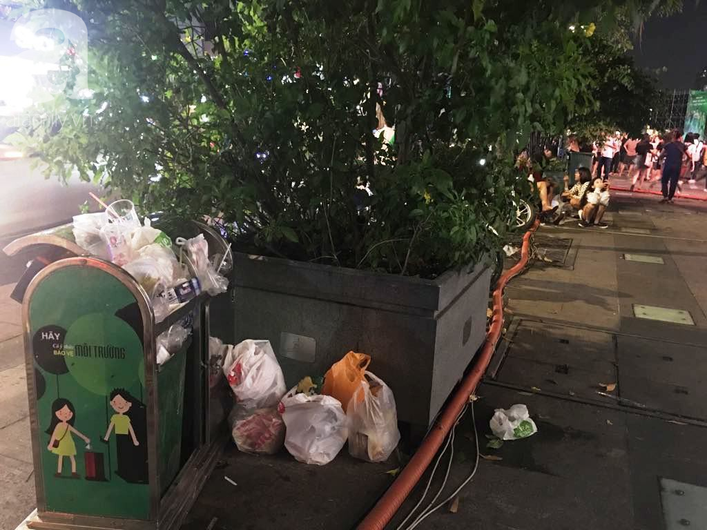 Phố đi bộ Nguyễn Huệ lại tràn ngập rác, thức ăn sau chiến thắng ấn tượng của đội tuyển Việt Nam - Ảnh 10.