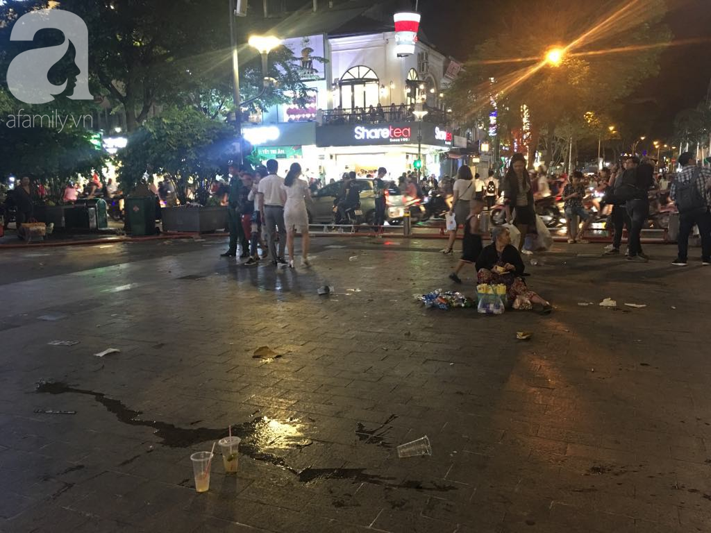 Phố đi bộ Nguyễn Huệ lại tràn ngập rác, thức ăn sau chiến thắng ấn tượng của đội tuyển Việt Nam - Ảnh 12.