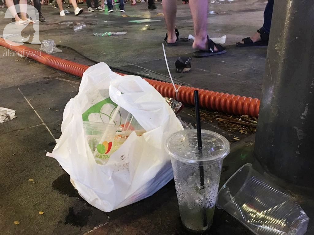Phố đi bộ Nguyễn Huệ lại tràn ngập rác, thức ăn sau chiến thắng ấn tượng của đội tuyển Việt Nam - Ảnh 11.