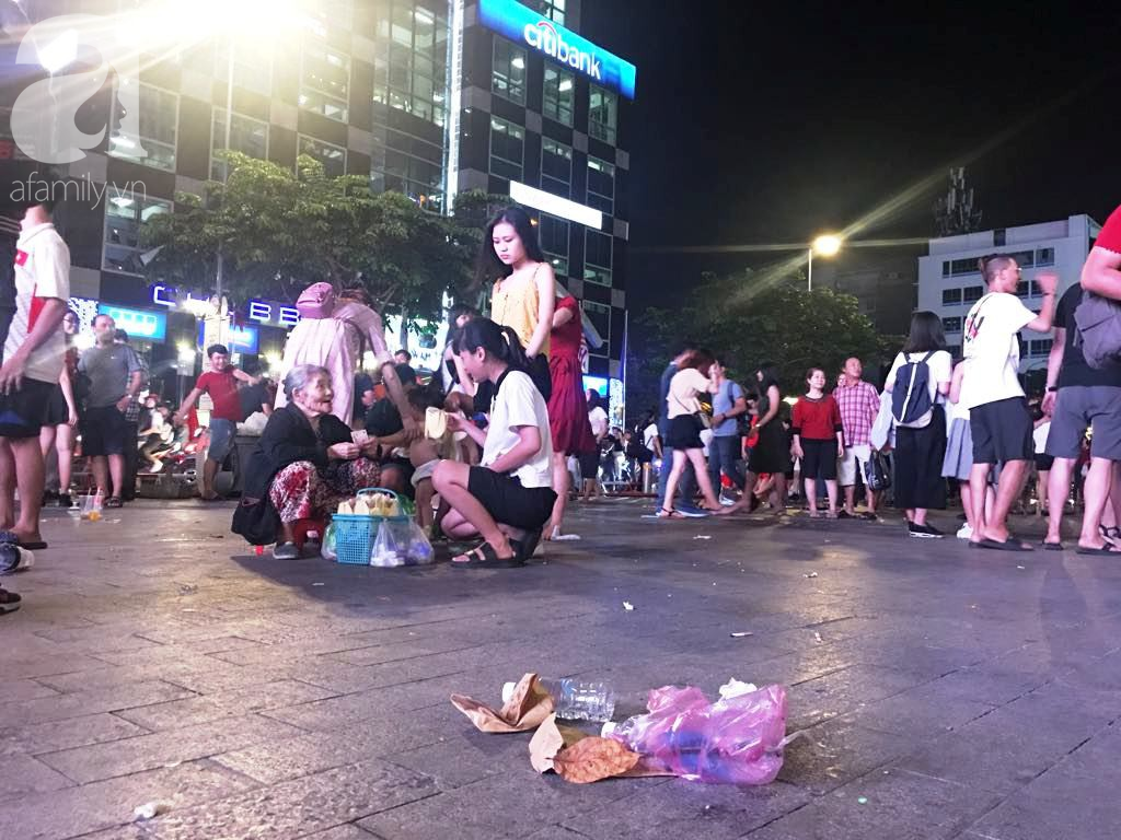 Phố đi bộ Nguyễn Huệ lại tràn ngập rác, thức ăn sau chiến thắng ấn tượng của đội tuyển Việt Nam - Ảnh 7.