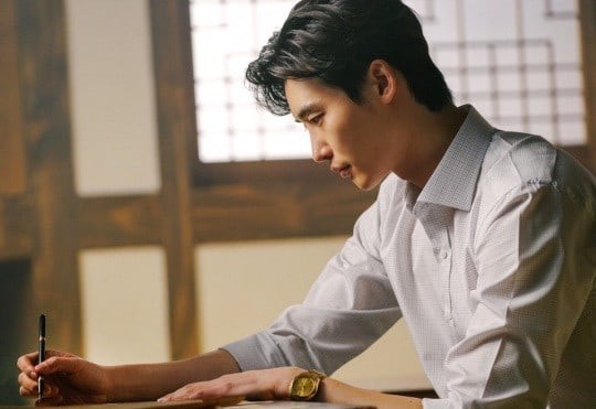 Sau vụ bị bắt giữ tại Indonesia, Lee Jong Suk trở lại với tạo hình điển trai trong phim mới - Ảnh 2.