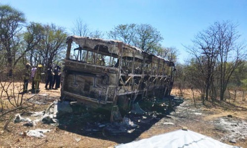 Nổ xe buýt kinh hoàng ở Zimbabwe, ít nhất 42 người chết - Ảnh 1.