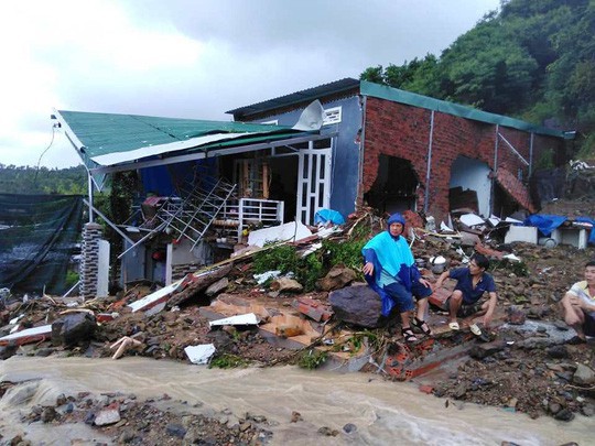 Đã có đến 14 người chết do sạt lở núi, sập nhà ở Nha Trang - Ảnh 1.