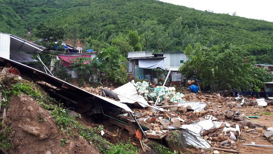 Đã có đến 14 người chết do sạt lở núi, sập nhà ở Nha Trang - Ảnh 2.
