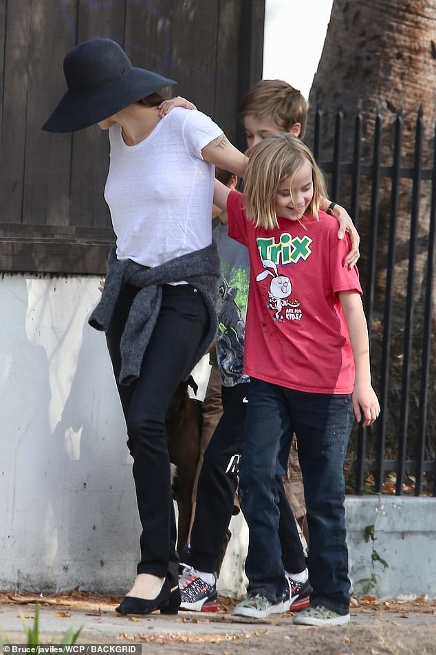 Angelina Jolie đưa con ruột đi chơi trước ngày hội ngộ Brad Pitt tại tòa nhưng 3 con nuôi thì vắng mặt  - Ảnh 3.