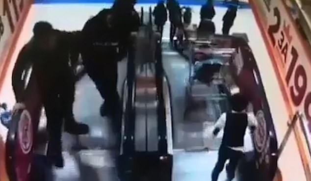 Kinh hoàng bé trai đầm đìa máu sau khoảnh khắc lăn như quả bóng trên thang cuốn vì một thói quen rất nhiều người lớn - Ảnh 6. Kinh hoàng bé trai đầm đìa máu sau khoảnh khắc lăn như quả bóng trên thang cuốn vì một thói quen rất nhiều người lớn - Ảnh 6.