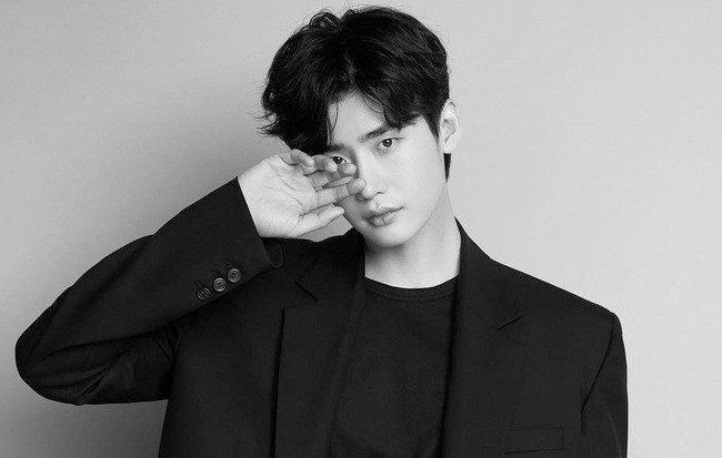 Lee Jong Suk gây sốc khi tăng cân, mặt sưng phù khác lạ đến mức sống mũi cao cũng biến mất? - Ảnh 10.