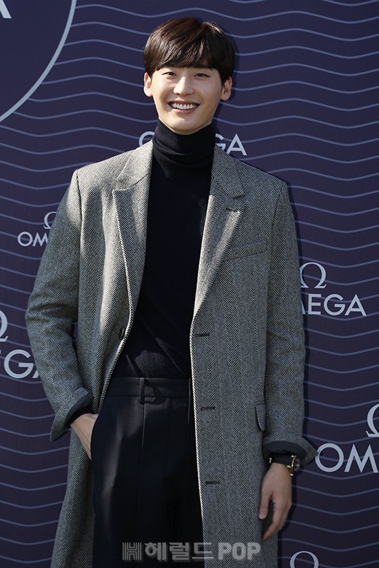 Lee Jong Suk gây sốc khi tăng cân, mặt sưng phù khác lạ đến mức sống mũi cao cũng biến mất? - Ảnh 2.