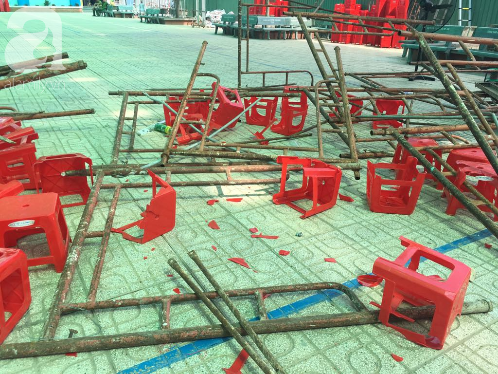 Hiện trường vụ sập giàn giáo khiến hàng chục học sinh tiểu học nhập viện trong lễ 20/11: Cảnh tượng lúc đó rất sợ hãi - Ảnh 3. Hiện trường vụ sập giàn giáo khiến hàng chục học sinh tiểu học nhập viện trong lễ 20/11: Cảnh tượng lúc đó rất sợ hãi - Ảnh 3.