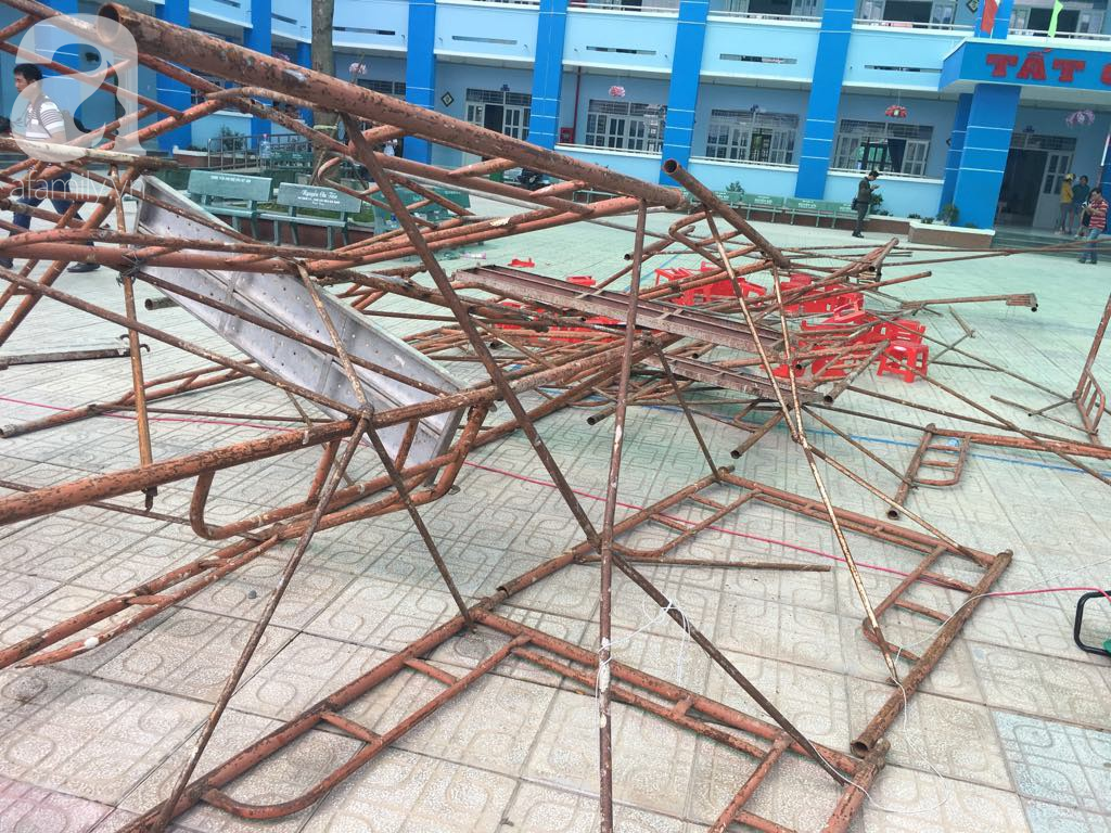 Hiện trường vụ sập giàn giáo khiến hàng chục học sinh tiểu học nhập viện trong lễ 20/11: Cảnh tượng lúc đó rất sợ hãi - Ảnh 1. Hiện trường vụ sập giàn giáo khiến hàng chục học sinh tiểu học nhập viện trong lễ 20/11: Cảnh tượng lúc đó rất sợ hãi - Ảnh 1.