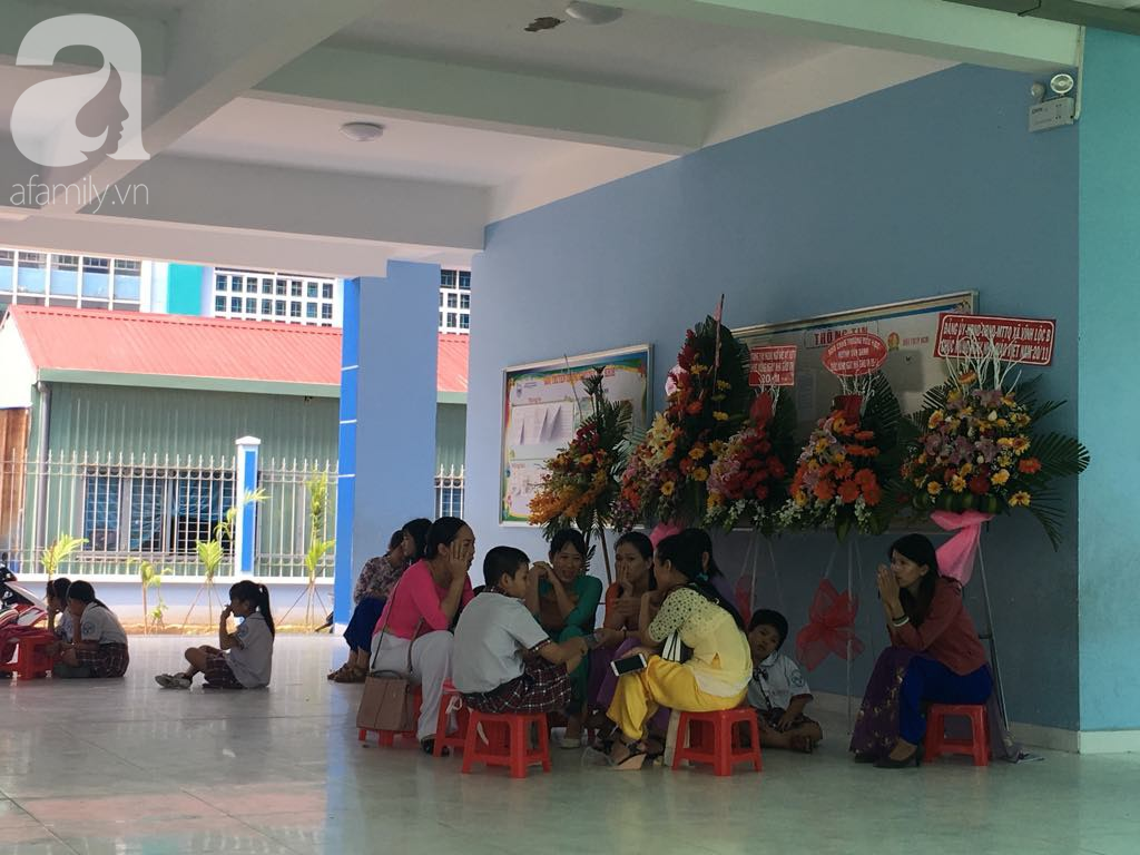 Hiện trường vụ sập giàn giáo khiến hàng chục học sinh tiểu học nhập viện trong lễ 20/11: Cảnh tượng lúc đó rất sợ hãi - Ảnh 10. Hiện trường vụ sập giàn giáo khiến hàng chục học sinh tiểu học nhập viện trong lễ 20/11: Cảnh tượng lúc đó rất sợ hãi - Ảnh 10.