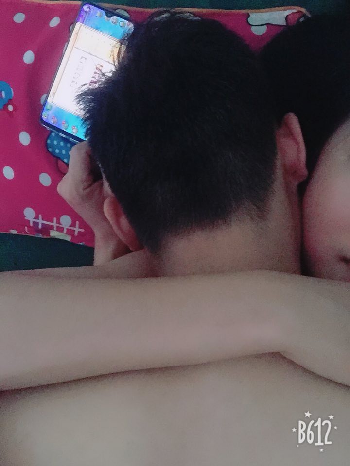Vợ đăng ảnh chồng vừa làm chuyện ấy vừa chơi game, chị em chẳng bênh một lời còn mắng: Trời sinh một cặp - Ảnh 1. Vợ đăng ảnh chồng vừa làm chuyện ấy vừa chơi game, chị em chẳng bênh một lời còn mắng: Trời sinh một cặp - Ảnh 1.