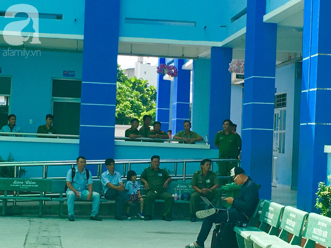 Hiện trường vụ sập giàn giáo khiến hàng chục học sinh tiểu học nhập viện trong lễ 20/11: Cảnh tượng lúc đó rất sợ hãi - Ảnh 12. Hiện trường vụ sập giàn giáo khiến hàng chục học sinh tiểu học nhập viện trong lễ 20/11: Cảnh tượng lúc đó rất sợ hãi - Ảnh 12.