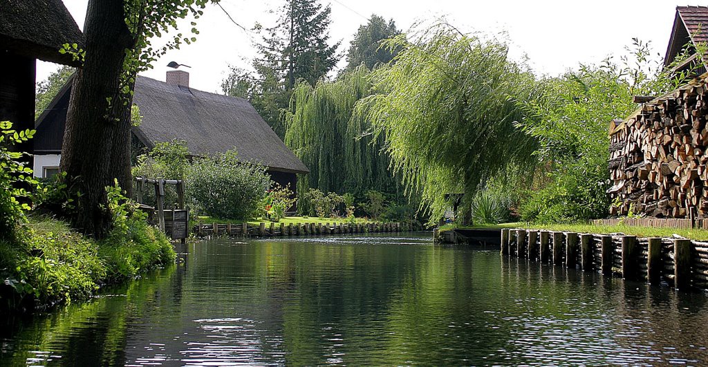 Chào đón bạn đến với ngôi nhà ven sông tuyệt đẹp ở làng quê nước Đức. Với không gian xanh mát và những khoảnh khắc tha hương, đây là nơi bạn có thể tìm lại bình yên và tìm thấy sự cân bằng trong cuộc sống. Hãy nhấp vào hình ảnh liên quan để hưởng thụ cảm giác yên bình với ngôi nhà ven sông này nhé!