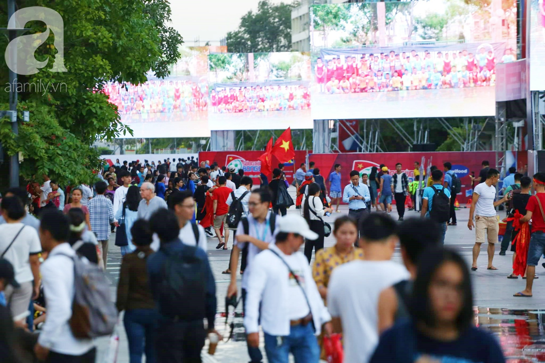 Người Sài Gòn chen nhau, xuống đường cổ vũ tuyển Việt Nam tranh ngôi đầu bảng với Myanmar - Ảnh 3.