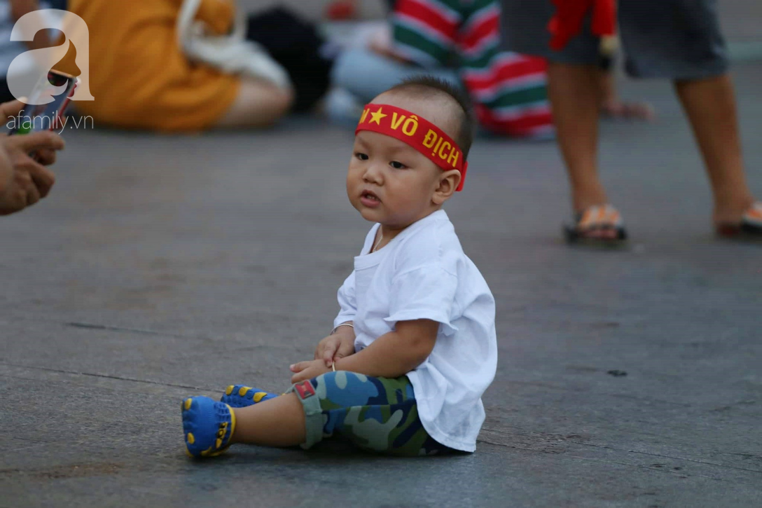 Người Sài Gòn chen nhau, xuống đường cổ vũ tuyển Việt Nam tranh ngôi đầu bảng với Myanmar - Ảnh 4.