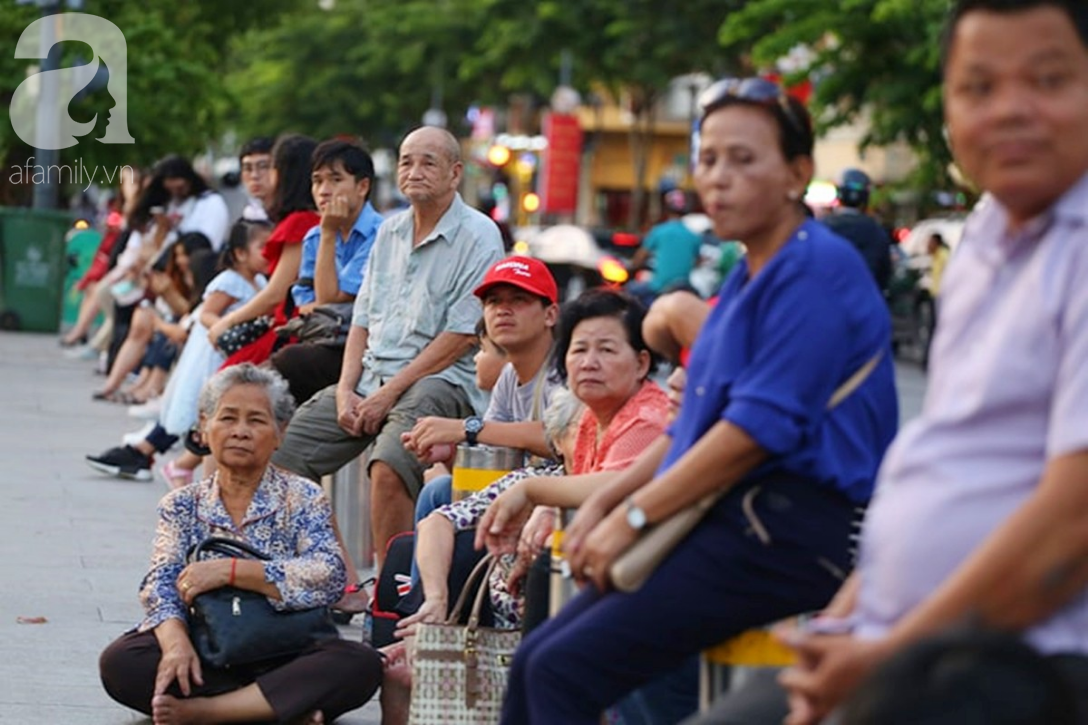 Người Sài Gòn chen nhau, xuống đường cổ vũ tuyển Việt Nam tranh ngôi đầu bảng với Myanmar - Ảnh 2.