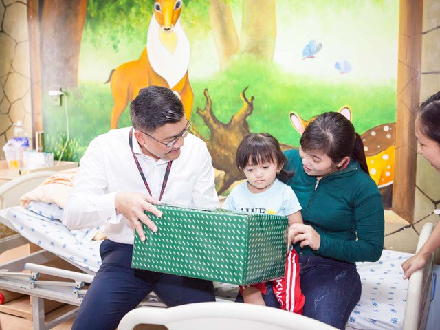 Chuyến thăm các bé được tài trợ chi phí phẫu thuật của quỹ Chạy Vì Trái Tim - Ảnh 2. Chuyến thăm các bé được tài trợ chi phí phẫu thuật của quỹ Chạy Vì Trái Tim - Ảnh 2.