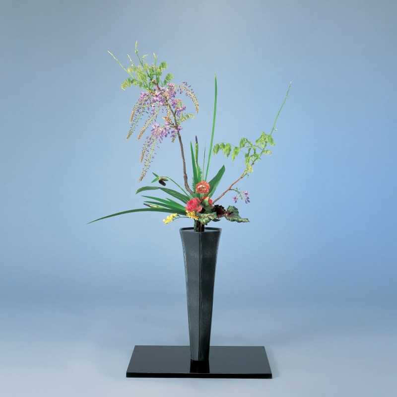 Ikebana, nghệ thuật sắp đặt hoa được yêu thích tại Nhật Bản, là một cách để ta có thể đưa thiên nhiên vào trong không gian sống của mình. Với bức ảnh này, bạn sẽ thấy những cành hoa được bài trí đẹp mắt và tinh tế. Mỗi bức ảnh đều mang đến những giá trị gia tăng cho không gian và cảm giác thư giãn cho người xem.