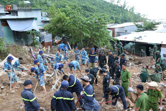 Chùm ảnh: Người dân Nha Trang đau xót dựng bàn thờ chung cho những nạn nhân đã khuất sau trận lũ và sạt lở lịch sử - Ảnh 1.