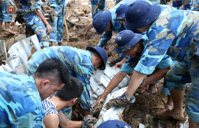 Chùm ảnh: Người dân Nha Trang đau xót dựng bàn thờ chung cho những nạn nhân đã khuất sau trận lũ và sạt lở lịch sử - Ảnh 10.