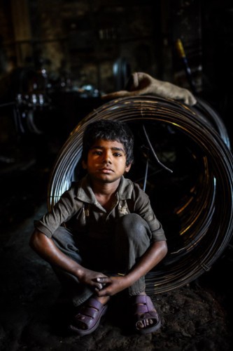 Ảnh: Câu chuyện đau lòng về những đứa trẻ phải “bán” tuổi thơ ở Bangladesh - Ảnh 12.