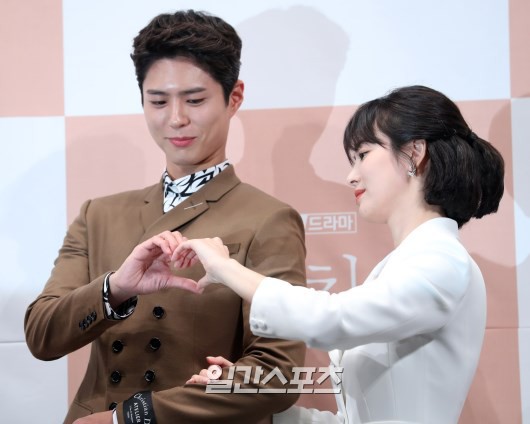 Song Hye Kyo đập tan tin đồn bầu bí nhờ eo siêu nhỏ, đẹp đỉnh cao bên Park Bo Gum tại sự kiện hot nhất hôm nay - Ảnh 16. Song Hye Kyo đập tan tin đồn bầu bí nhờ eo siêu nhỏ, đẹp đỉnh cao bên Park Bo Gum tại sự kiện hot nhất hôm nay - Ảnh 16.