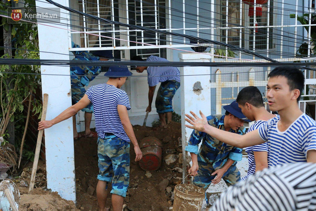 Chùm ảnh: Người dân Nha Trang đau xót dựng bàn thờ chung cho những nạn nhân đã khuất sau trận lũ và sạt lở lịch sử - Ảnh 18.