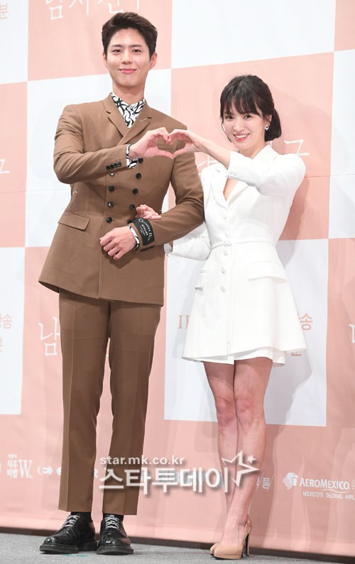 Song Hye Kyo đập tan tin đồn bầu bí nhờ eo siêu nhỏ, đẹp đỉnh cao bên Park Bo Gum tại sự kiện hot nhất hôm nay - Ảnh 18. Song Hye Kyo đập tan tin đồn bầu bí nhờ eo siêu nhỏ, đẹp đỉnh cao bên Park Bo Gum tại sự kiện hot nhất hôm nay - Ảnh 18.