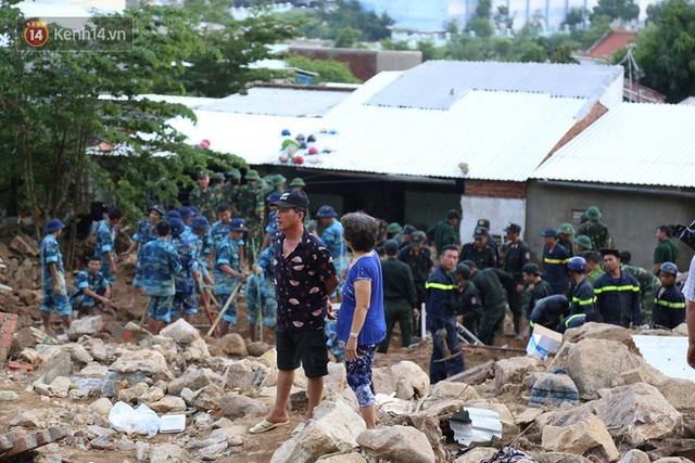 Chùm ảnh: Người dân Nha Trang đau xót dựng bàn thờ chung cho những nạn nhân đã khuất sau trận lũ và sạt lở lịch sử - Ảnh 9.