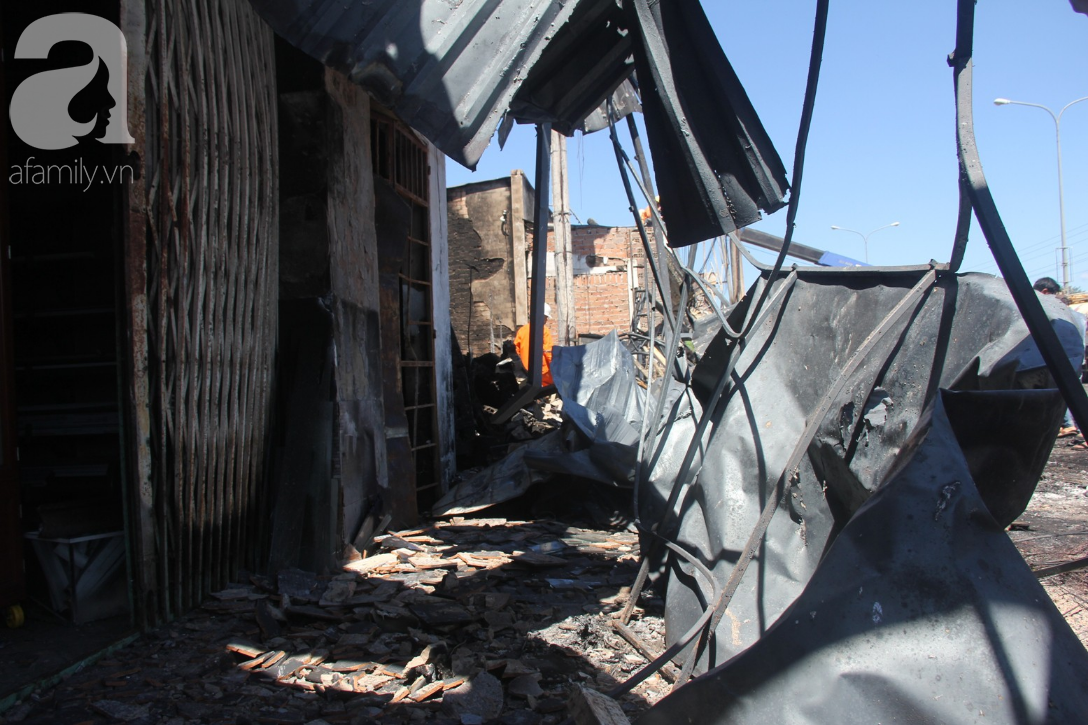 Hiện trường vụ cháy xe bồn chở xăng khiến 6 người chết, 19 ngôi nhà bị thiêu rụi ở Bình Phước - Ảnh 5.