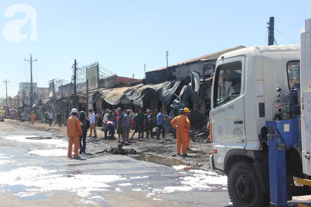 Hiện trường vụ cháy xe bồn chở xăng khiến 6 người chết, 19 ngôi nhà bị thiêu rụi ở Bình Phước - Ảnh 1.