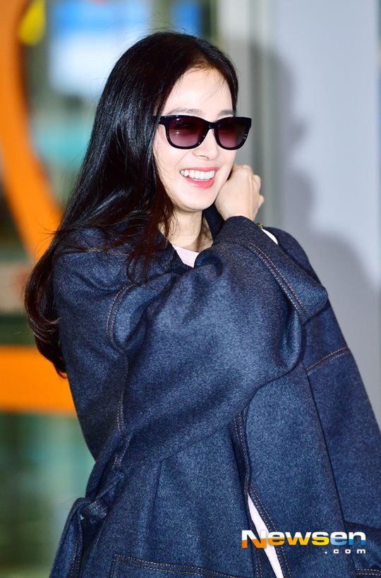 Bà mẹ 1 con Kim Tae Hee xinh đẹp rạng rỡ xuất hiện tại sân bay chuẩn bị tới Hà Nội  - Ảnh 1.