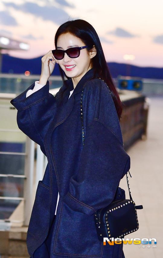 Bà mẹ 1 con Kim Tae Hee xinh đẹp rạng rỡ xuất hiện tại sân bay chuẩn bị tới Hà Nội  - Ảnh 2.