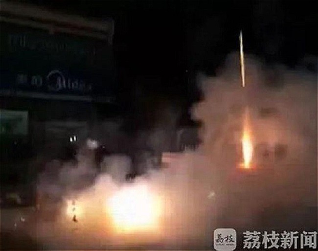 Trung Quốc: Ông bố mua thùng pháo hoa về đốt tưng bừng để thưởng cho con trai, lý do khiến nhiều phụ huynh sửng sốt - Ảnh 2.