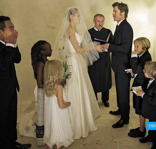 Trớ trêu thay! Thẩm phán xét xử vụ Angelina Jolie - Brad Pitt tranh quyền nuôi con chính là người từng cử hành hôn lễ cho họ - Ảnh 1.