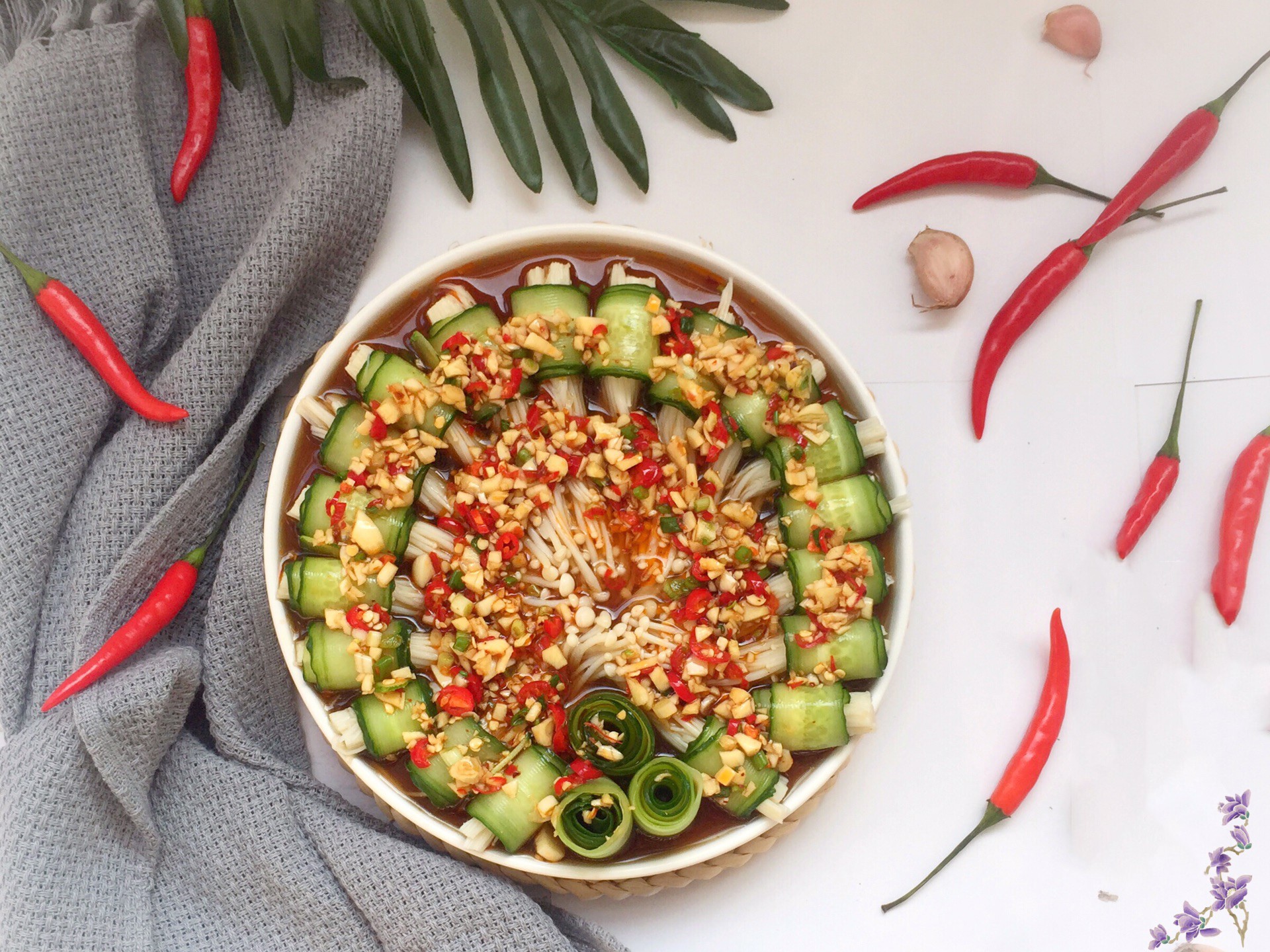 Dưa chuột trộn nấm kim ch&acirc;m - m&oacute;n ngon gi&uacute;p giữ d&aacute;ng được những c&ocirc; g&aacute;i Trung Hoa ưa chuộng - Ảnh 7.