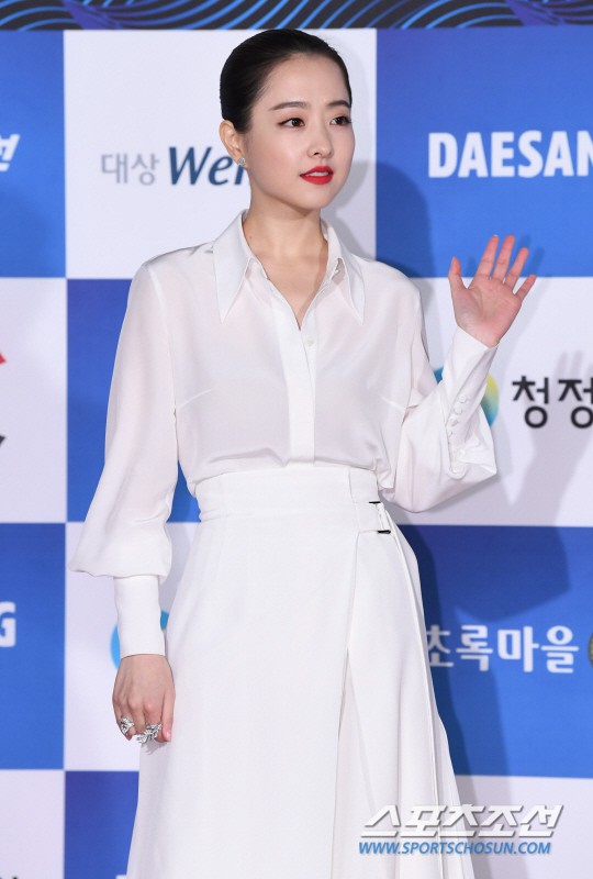 Thảm đỏ Giải Rồng Xanh 2018: Park Bo Young bỗng già chát vì trang điểm đậm, chị đại Kim Hye Soo cực khí chất  - Ảnh 3.