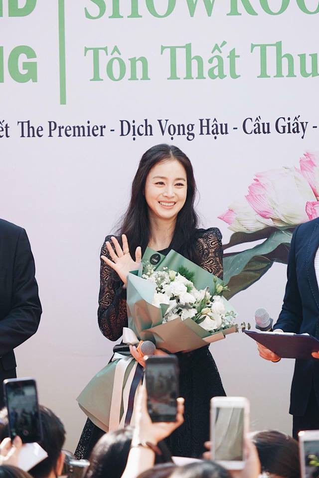 Kim Tae Hee lộ vết chân chim nhưng vẫn xinh đẹp rạng rỡ khi dự sự kiện tại Hà Nội  - Ảnh 6.