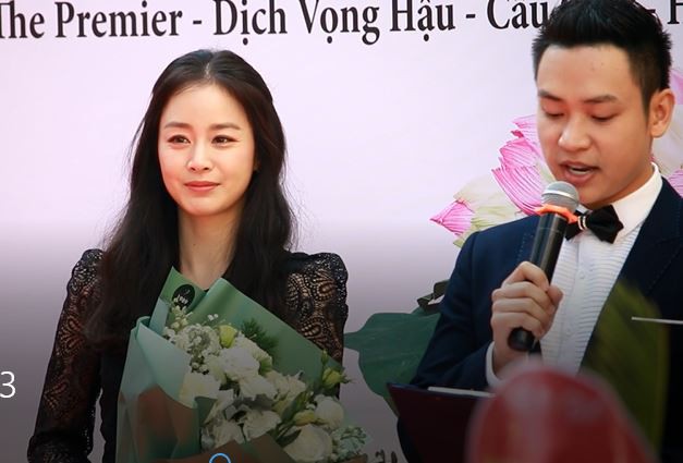 Kim Tae Hee lộ vết chân chim nhưng vẫn xinh đẹp rạng rỡ khi dự sự kiện tại Hà Nội  - Ảnh 3.