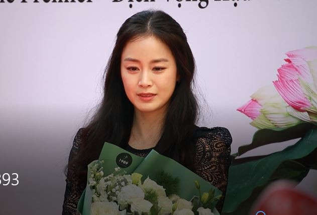 Kim Tae Hee lộ vết chân chim nhưng vẫn xinh đẹp rạng rỡ khi dự sự kiện tại Hà Nội  - Ảnh 4.