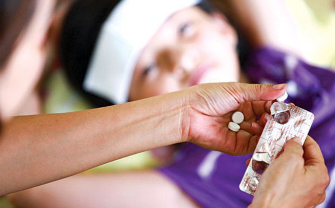 BS hướng dẫn cách dùng thuốc hạ sốt chuẩn: Cha mẹ cần biết để con không bị uống quá liều - Ảnh 1. BS hướng dẫn cách dùng thuốc hạ sốt chuẩn: Cha mẹ cần biết để con không bị uống quá liều - Ảnh 1.