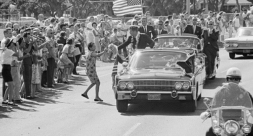 Những nghi vấn chưa có lời giải về vụ cựu Tổng thống Mỹ Kennedy bị ám sát 55 năm trước - Ảnh 1.
