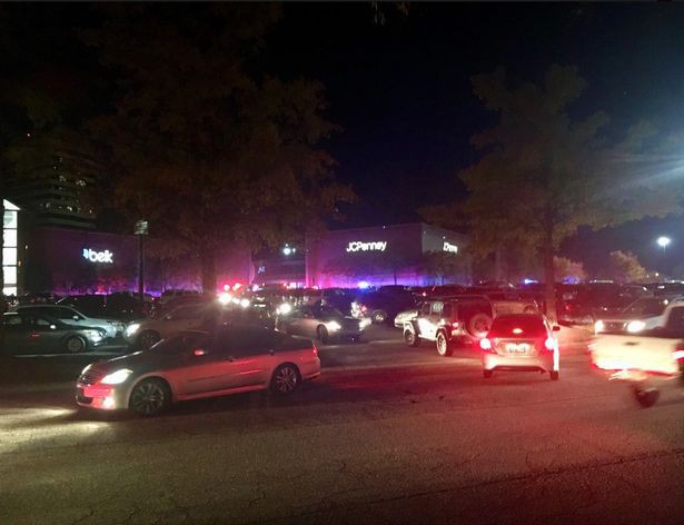 Mỹ: Xả súng trong trung tâm mua sắm ngày Black Friday, người dân tháo chạy toán loạn - Ảnh 1.