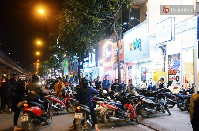 Tránh cảnh giành giật, người dân Hà Nội và Sài Gòn đã đổ xô săn hàng giảm giá trước ngày Black Friday - Ảnh 4.