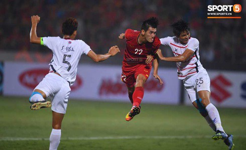 Việt Nam 3-0 Campuchia: Thầy trò HLV Park Hang-seo vào bán kết với ngôi nhất bảng - Ảnh 6.